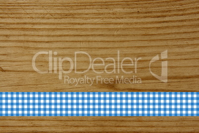 Holzhintergrund mit Tischdecken-Dekor in blau und weiß