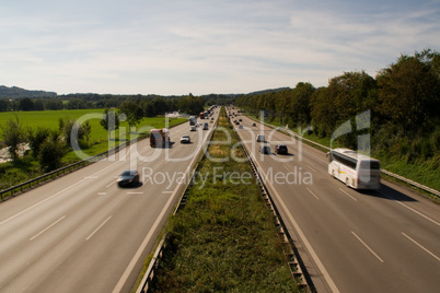 autobahn, stau, A8, autos, autoverkehr, bewegen, Bewegung, fahren, highway, himmel, blau, reisen, staugefahr, Urlaubsverkehr, urlaubsbeginn, Reisebeginn, Ferien, Ferienbeginn, autoscheibe, stoßstange, hauptverkehrszeit, Berufsverkehr, klimaerwärmung, Umwe