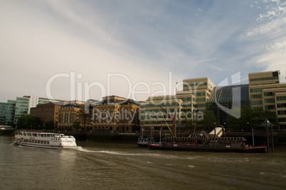 Dampfer, Themse, London, Menschen, Touristen, Attraktion, Rundfahrt, Schifffahrt, Ausflug, wasser, Fluss, Besuchermagnet, Schiff, städtereise, England, Flussschiff, City, Tower, Bridge, Brücke, Ufer, großbritannien, großstadt, Flussufer, Hafen, Pier, Steg