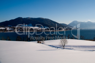 Winter, Winterlandschaft, Tegernsee, Oberbayern, Bayern, Bergsee, geschneit, Ufer, kalt, eisig, Frost, Himmel, blau, schön, idyllisch, Landschaft, Panorama, Alpen, Alpenvorland, Überblick, Bergblick, Tal, oben, Wald, Berge, Berg, Wälder, Schnee, Haus, Häu