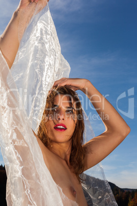 Schöne topless Frau in Kunststoff drapiert