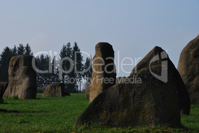 granitsteine auf gras