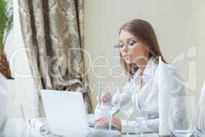 Business woman working on PC in restaurant