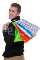 Junger Mann beim Shopping mit Einkaufstaschen