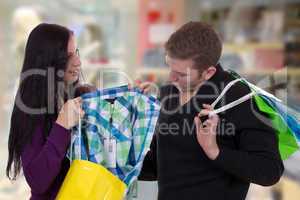 Pärchen beim Einkaufen von Kleidung im Geschäft