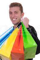 Lachender Mann beim Einkaufen mit Einkaufstaschen
