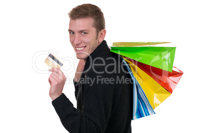 Lachender Mann beim Shopping mit Kreditkarte