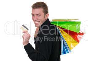 Lachender Mann beim Shopping mit Kreditkarte