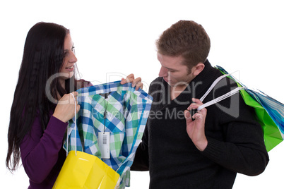 Pärchen beim Einkaufen von Kleidung