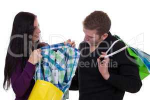Pärchen beim Einkaufen von Kleidung