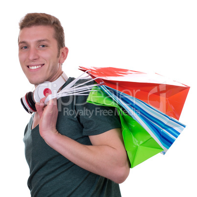 Junger Mann mit Kopfhörern beim Shoppen
