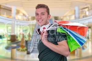 Cooler junger Mann beim Einkaufen in Shopping Mall