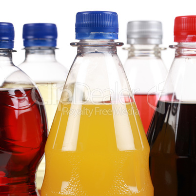 Getränke wie Cola und Limonade in Flaschen