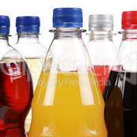 Getränke wie Cola und Limonade in Flaschen