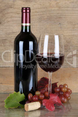 Rotwein in Rotweinflasche und Weinglas