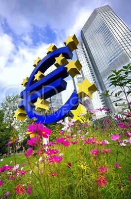 Euro Symbol vor der Europäischen Zentralbank in Frankfurt am Main