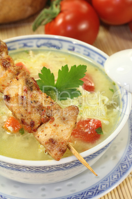asiatische hühnersuppe mit suppengrün