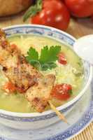 asiatische hühnersuppe mit suppengrün