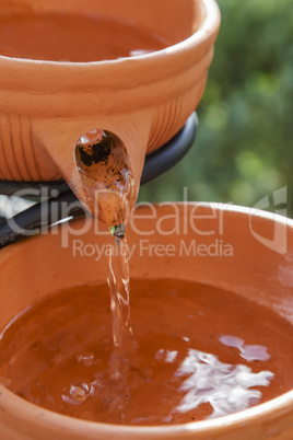 Fließendes Wasser im Keramik Brunnen