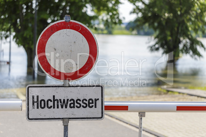 hochwasser schild mit schranke