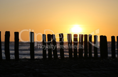 Nordsee Strand Buhnen bei Sonnenuntergang