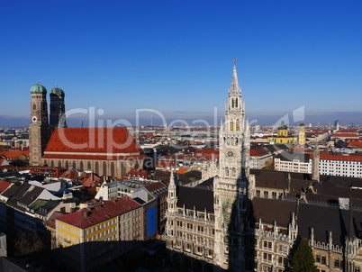 Frauenkirche und Rathaus in muenchen