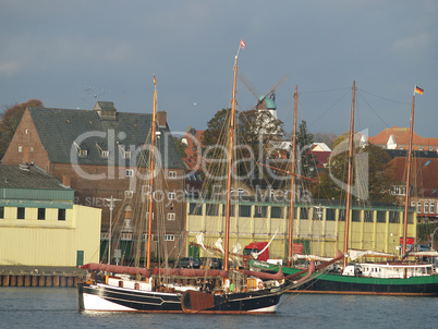 historischer segler vor skyline kappeln