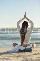 frau macht yoga am strand
