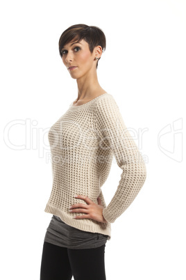 Frau im Pullover auf weiß