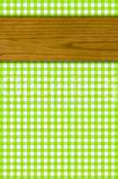 Tischdeckenmuster grün weiß mit Holzbrett