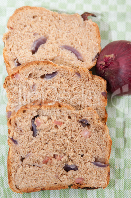 Zwiebelbrot mit Speck