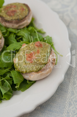 Überbackene Champignons auf Rucola Salat