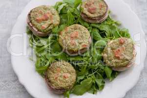 Überbackene Champignons auf Rucola Salat