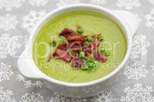 Erbsensuppe mit Speck