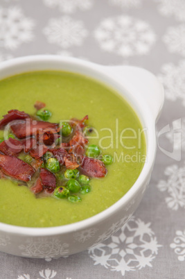 Erbsensuppe mit Speck