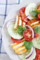 Griechischer Salat mit gegrilltem Halloumi