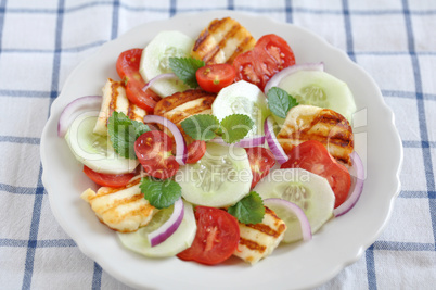 Griechischer Salat mit gegrilltem Halloumi