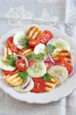 Griechischer Salat mit gegrilltem Halloumi