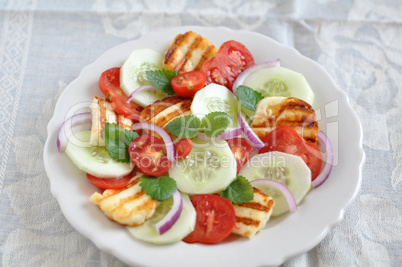 Griechischer Salat mit gegrilltem Halloumi