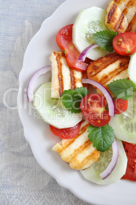 Griechischer Salat mit gegrilltem Halloumi