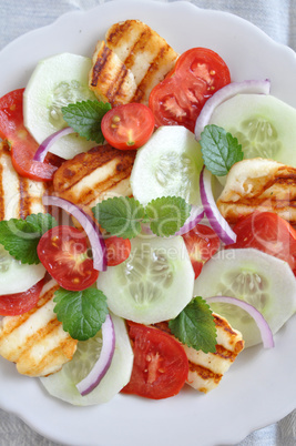 Griechischer Salat mit gegrilltem Halloumi