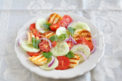 Griechischer Salat mit gegrilltem Halloumi