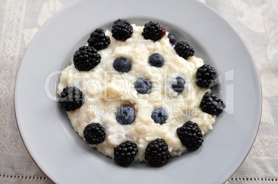 Milchreis mit Heidelbeeren und Brombeeren