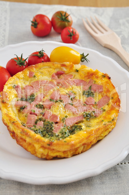 Omlette mit Schinken und Tomaten