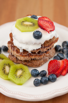 Vollwert Pancakes mit Früchten