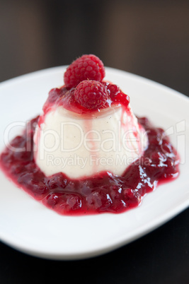 Panna Cotta mit Himbeeren