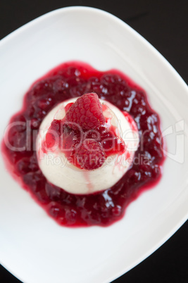 Panna Cotta mit Himbeeren