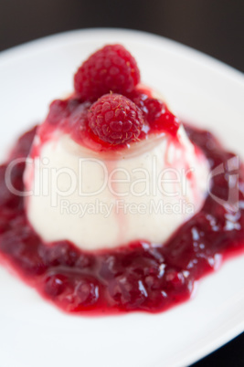 Panna Cotta mit Himbeeren