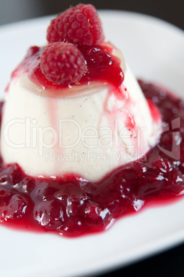 Panna Cotta mit Himbeeren