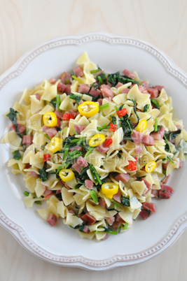 Pasta mit Schinken und Gemüse